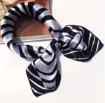 Satin tørklæde til håret eller hals, hvid/sort zebra stribe